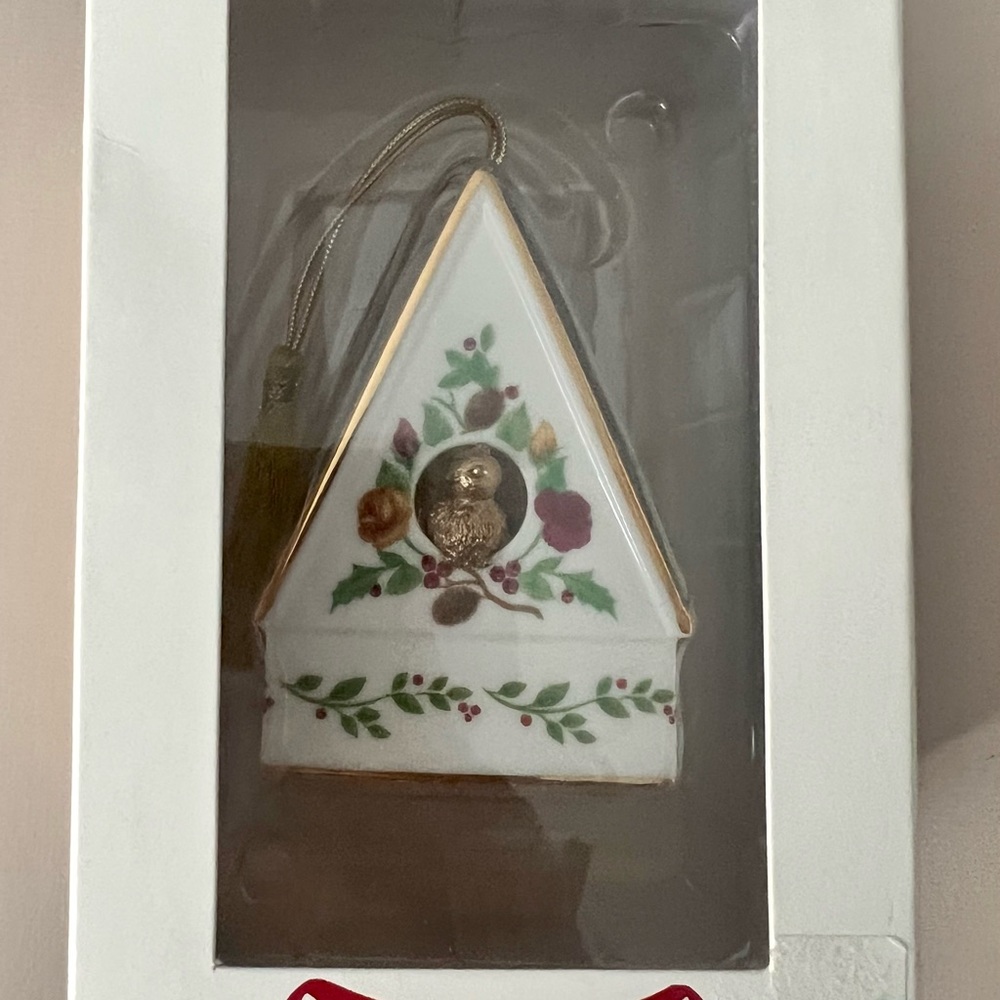 RARE! 2002 2ND ANNUAL ORNAMENT ROYAL ALBERT CERAMIC BELL BIRDHOUSE ORNAMENT NIB.
